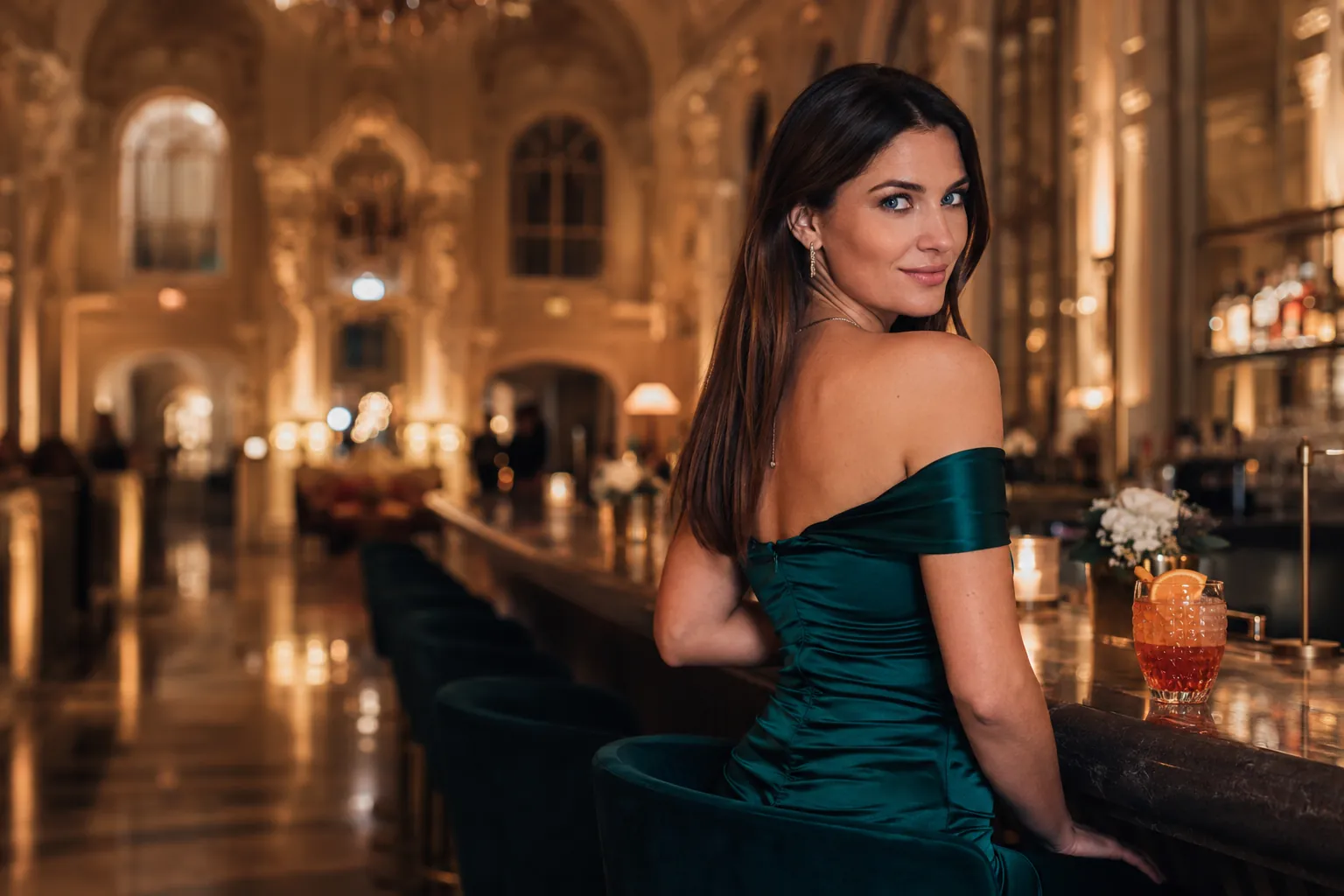 Frau in Bar-Lobby in Salzburg bei Nacht